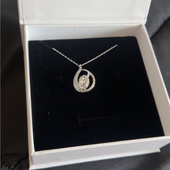 Elegant Silver Pendant Necklace - Picture 1 of 7